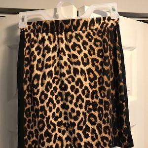 Short leopard print skirt